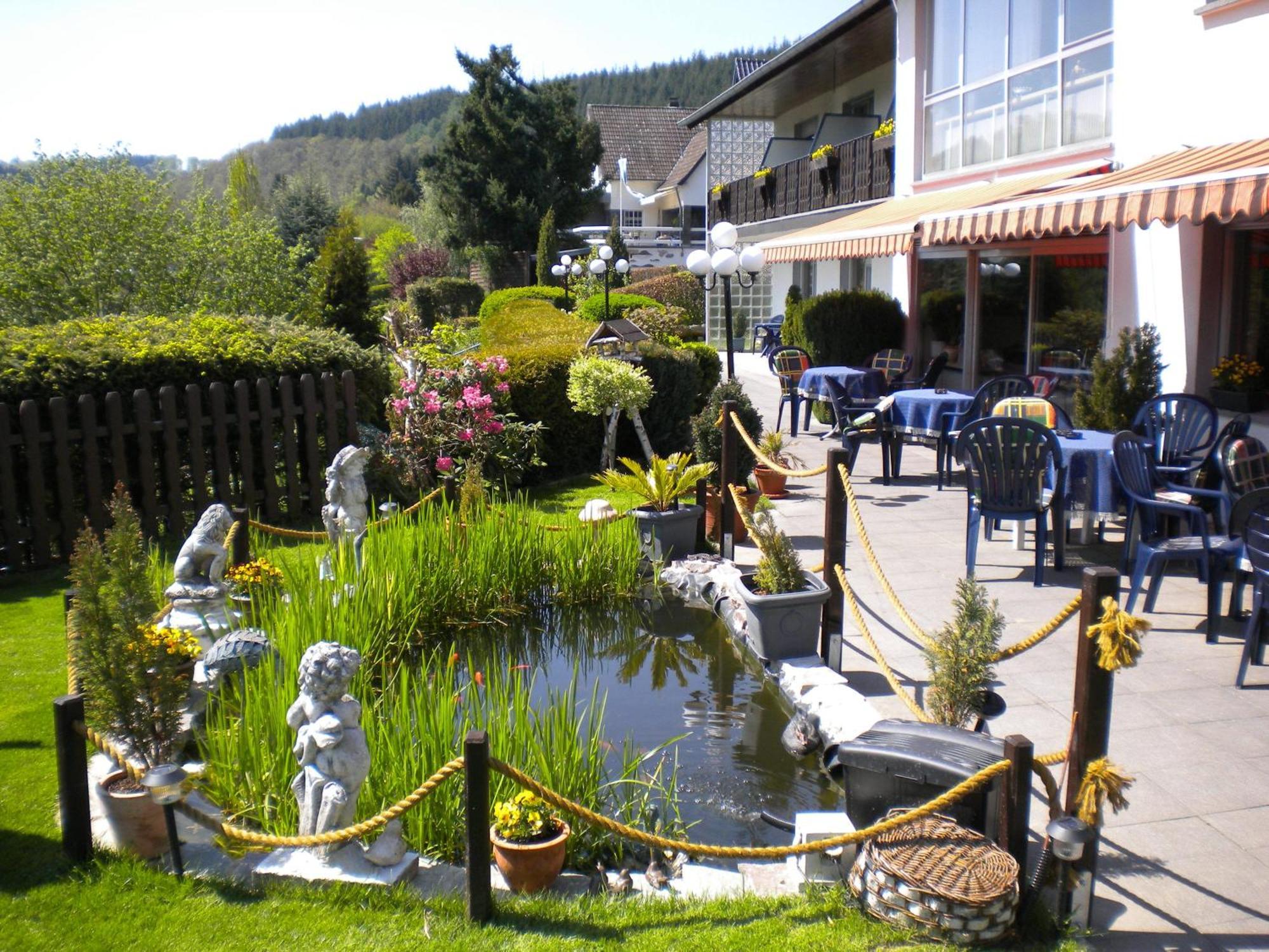 Hotel Pension Haus Berghof Hellenthal Exterior foto